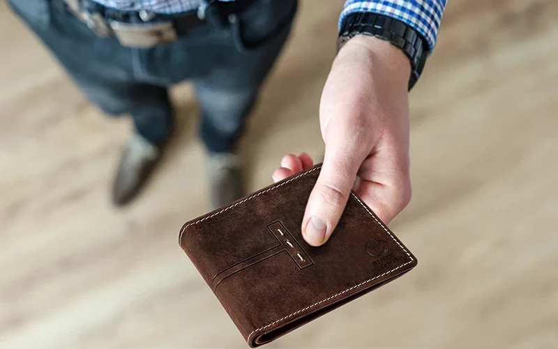 Bifold or Trifold Wallet: Picking the One that Suits your Taste and Style