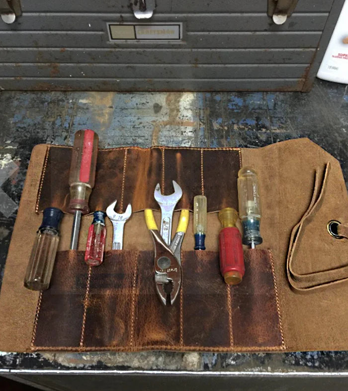 https://www.rustictown.com/cdn/shop/products/Rustictown_Woodcarvingtool_toolbag_whittlingtoolpouch_1120x.webp?v=1703927893